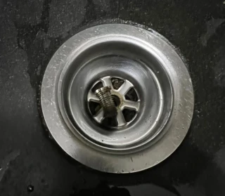 Iz kuhinjskog sifona se voda vraća u sudoperu