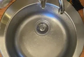 Šta kada pukne plastika u koju se šrafi rešetka sudopere