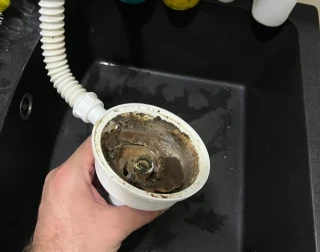 Zapušena odvodna cev od sudopere